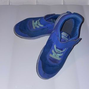 Nike size 12 C blue and light blue shoes flex bottom
